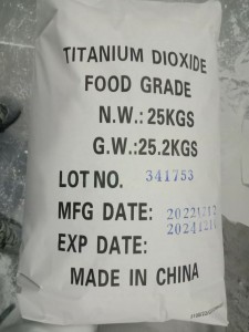 Food-Grade Titanium Dioxide: ຄຸນສົມບັດ, ການນຳໃຊ້ ແລະ ການພິຈາລະນາດ້ານຄວາມປອດໄພ ການແນະນຳ: Titanium dioxide (TiO2) ແມ່ນແຮ່ທາດທີ່ເກີດຈາກທຳມະຊາດທີ່ໄດ້ຖືກນຳໃຊ້ຢ່າງກວ້າງຂວາງເປັນເມັດສີຂາວໃນການນຳໃຊ້ອຸດສາຫະກຳຕ່າງໆ ເພື່ອຄວາມໜາ ແລະ ຄວາມສະຫວ່າງທີ່ດີ.ໃນຊຸມປີມໍ່ໆມານີ້, titanium dioxide ຍັງໄດ້ພົບເຫັນວິທີການເຂົ້າໄປໃນອຸດສາຫະກໍາອາຫານເປັນສານເສີມອາຫານ, ທີ່ເອີ້ນວ່າ titanium dioxide ຊັ້ນອາຫານ.ໃນບົດຂຽນນີ້, ພວກເຮົາຈະຄົ້ນຫາຄຸນສົມບັດ, ຄໍາຮ້ອງສະຫມັກ, ການພິຈາລະນາຄວາມປອດໄພ, ແລະດ້ານກົດລະບຽບຂອງ titanium dioxide ຊັ້ນອາຫານ.ຄຸນສົມບັດຂອງອາຫານປະເພດ Titanium Dioxide: titanium dioxide ຊັ້ນອາຫານມີຄຸນສົມບັດຫຼາຍຢ່າງກັບຄູ່ຮ່ວມອຸດສາຫະກໍາ, ແຕ່ມີການພິຈາລະນາສະເພາະສໍາລັບຄວາມປອດໄພຂອງອາຫານ.ປົກກະຕິແລ້ວມັນມີຢູ່ໃນຮູບແບບຂອງຜົງສີຂາວທີ່ດີແລະເປັນທີ່ຮູ້ຈັກສໍາລັບດັດຊະນີ refractive ສູງ, ເຊິ່ງເຮັດໃຫ້ມັນມີຄວາມໂປ່ງໃສແລະຄວາມສະຫວ່າງທີ່ດີເລີດ.ຂະຫນາດຂອງອະນຸພາກຂອງ titanium dioxide ຊັ້ນອາຫານຖືກຄວບຄຸມຢ່າງລະມັດລະວັງເພື່ອຮັບປະກັນການກະຈາຍທີ່ເປັນເອກະພາບແລະມີຜົນກະທົບຫນ້ອຍທີ່ສຸດຕໍ່ໂຄງສ້າງຫຼືລົດຊາດໃນຜະລິດຕະພັນອາຫານ.ນອກຈາກນັ້ນ, titanium dioxide ປະເພດອາຫານມັກຈະມີຂະບວນການຊໍາລະລ້າງຢ່າງເຂັ້ມງວດເພື່ອເອົາສິ່ງປົນເປື້ອນແລະສິ່ງປົນເປື້ອນ, ຮັບປະກັນຄວາມເຫມາະສົມສໍາລັບການນໍາໃຊ້ໃນອາຫານ.ວິທີການຜະລິດ: titanium dioxide ປະເພດອາຫານສາມາດຜະລິດໄດ້ໂດຍໃຊ້ທັງວິທີການທໍາມະຊາດແລະສັງເຄາະ.titanium dioxide ທໍາມະຊາດແມ່ນໄດ້ມາຈາກເງິນຝາກແຮ່ທາດ, ເຊັ່ນ rutile ແລະ ilmenite, ໂດຍຜ່ານຂະບວນການເຊັ່ນ: ການສະກັດເອົາແລະການຊໍາລະລ້າງ.ໃນທາງກົງກັນຂ້າມ, titanium dioxide ສັງເຄາະແມ່ນຜະລິດໂດຍຜ່ານຂະບວນການທາງເຄມີ, ໂດຍປົກກະຕິກ່ຽວຂ້ອງກັບປະຕິກິລິຍາຂອງ titanium tetrachloride ກັບອົກຊີເຈນຫຼື sulfur dioxide ໃນອຸນຫະພູມສູງ.ໂດຍບໍ່ຄໍານຶງເຖິງວິທີການຜະລິດ, ມາດຕະການຄວບຄຸມຄຸນນະພາບແມ່ນຈໍາເປັນເພື່ອຮັບປະກັນວ່າ titanium dioxide ຊັ້ນອາຫານໄດ້ມາດຕະຖານຄວາມບໍລິສຸດແລະຄວາມປອດໄພທີ່ເຂັ້ມງວດ.ການ​ນໍາ​ໃຊ້​ໃນ​ອຸດ​ສາ​ຫະ​ກໍາ​ສະ​ບຽງ​ອາ​ຫານ​: titanium dioxide ຊັ້ນ​ອາ​ຫານ​ເຮັດ​ຫນ້າ​ທີ່​ຕົ້ນ​ຕໍ​ເປັນ​ຕົວ​ແທນ​ໃຫ້​ຂາວ​ແລະ opacifier ໃນ​ລະ​ດັບ​ຄວາມ​ກ​້​ວາງ​ຂອງ​ຜະ​ລິດ​ຕະ​ພັນ​ອາ​ຫານ​.ມັນຖືກນໍາໃຊ້ທົ່ວໄປໃນ confectionery, ນົມ, ເຄື່ອງອົບ, ແລະປະເພດອາຫານອື່ນໆເພື່ອເສີມຂະຫຍາຍການດຶງດູດສາຍຕາແລະໂຄງສ້າງຂອງລາຍການອາຫານ.ຕົວຢ່າງ, titanium dioxide ຈະຖືກເພີ່ມໃສ່ເຄື່ອງເຄືອບເຂົ້າຫນົມອົມເພື່ອໃຫ້ມີສີສັນສົດໃສແລະຜະລິດຕະພັນນົມເຊັ່ນ: ນົມສົ້ມແລະສີຄີມເພື່ອປັບປຸງຄວາມຫນາແຫນ້ນແລະສີຄີມ.ໃນສິນຄ້າອົບ, titanium dioxide ຊ່ວຍສ້າງຮູບລັກສະນະທີ່ສົດໃສ, ເປັນເອກະພາບໃນຜະລິດຕະພັນເຊັ່ນ: ອາກາດຫນາວແລະການປະສົມເຂົ້າຫນົມ.ສະຖານະດ້ານລະບຽບ ແລະ ການພິຈາລະນາຄວາມປອດໄພ: ຄວາມປອດໄພຂອງ titanium dioxide ລະດັບອາຫານເປັນຫົວຂໍ້ຂອງການໂຕ້ວາທີຢ່າງຕໍ່ເນື່ອງ ແລະການກວດສອບລະບຽບການ.ອົງການກົດລະບຽບທົ່ວໂລກ, ລວມທັງອົງການອາຫານແລະຢາ (FDA) ໃນສະຫະລັດແລະອົງການຄວາມປອດໄພດ້ານອາຫານຂອງເອີຣົບ (EFSA) ໃນເອີຣົບ, ໄດ້ປະເມີນຄວາມປອດໄພຂອງ titanium dioxide ເປັນສານເສີມອາຫານ.ໃນຂະນະທີ່ titanium dioxide ໄດ້ຖືກຮັບຮູ້ໂດຍທົ່ວໄປວ່າປອດໄພ (GRAS) ເມື່ອນໍາໃຊ້ພາຍໃນຂອບເຂດຈໍາກັດ, ຄວາມກັງວົນກ່ຽວກັບຄວາມສ່ຽງດ້ານສຸຂະພາບທີ່ກ່ຽວຂ້ອງກັບການບໍລິໂພກຂອງມັນ, ໂດຍສະເພາະໃນຮູບແບບ nanoparticle.ຜົນກະທົບດ້ານສຸຂະພາບທີ່ມີທ່າແຮງ: ການສຶກສາໄດ້ແນະນໍາວ່າ titanium dioxide nanoparticles, ທີ່ມີຂະຫນາດນ້ອຍກວ່າ 100 nanometers ໃນຂະຫນາດ, ອາດຈະມີທ່າແຮງທີ່ຈະເຈາະອຸປະສັກທາງຊີວະພາບແລະສະສົມຢູ່ໃນເນື້ອເຍື່ອ, ເພີ່ມຄວາມກັງວົນກ່ຽວກັບຄວາມປອດໄພຂອງເຂົາເຈົ້າ.ການສຶກສາສັດໄດ້ສະແດງໃຫ້ເຫັນວ່າປະລິມານ nanoparticles titanium dioxide ສູງອາດຈະເຮັດໃຫ້ເກີດຜົນກະທົບທາງລົບຕໍ່ຕັບ, ຫມາກໄຂ່ຫຼັງ, ແລະອະໄວຍະວະອື່ນໆ.ນອກຈາກນັ້ນ, ມີຫຼັກຖານທີ່ແນະນໍາວ່າ nanoparticles titanium dioxide ອາດຈະເຮັດໃຫ້ເກີດຄວາມກົດດັນ oxidative ແລະການອັກເສບໃນຈຸລັງ, ອາດຈະປະກອບສ່ວນເຂົ້າໃນການພັດທະນາຂອງພະຍາດຊໍາເຮື້ອ.ຍຸດທະສາດການຫຼຸດຜ່ອນແລະທາງເລືອກ: ເພື່ອແກ້ໄຂຄວາມກັງວົນກ່ຽວກັບຄວາມປອດໄພຂອງ titanium dioxide ຊັ້ນອາຫານ, ຄວາມພະຍາຍາມກໍາລັງດໍາເນີນໃນການພັດທະນາຕົວແທນ whitening ແລະ opacifiers ທີ່ສາມາດບັນລຸຜົນກະທົບທີ່ຄ້າຍຄືກັນໂດຍບໍ່ມີຄວາມສ່ຽງດ້ານສຸຂະພາບທີ່ເປັນໄປໄດ້.ຜູ້ຜະລິດຈໍານວນຫນຶ່ງກໍາລັງຄົ້ນຫາທາງເລືອກທໍາມະຊາດ, ເຊັ່ນ: ທາດການຊຽມຄາບອນແລະທາດແປ້ງເຂົ້າ, ເປັນການທົດແທນຂອງ titanium dioxide ໃນອາຫານບາງຊະນິດ.ນອກຈາກນັ້ນ, ຄວາມກ້າວຫນ້າໃນ nanotechnology ແລະວິສະວະກໍາ particles ອາດຈະສະເຫນີໂອກາດທີ່ຈະຫຼຸດຜ່ອນຄວາມສ່ຽງທີ່ກ່ຽວຂ້ອງກັບ nanoparticles titanium dioxide ໂດຍຜ່ານການອອກແບບອະນຸພາກການປັບປຸງແລະການດັດແປງຫນ້າດິນ.ການປູກຈິດສໍານຶກຂອງຜູ້ບໍລິໂພກແລະການຕິດສະຫລາກ: ການຕິດສະຫລາກທີ່ໂປ່ງໃສແລະການສຶກສາຜູ້ບໍລິໂພກແມ່ນມີຄວາມຈໍາເປັນສໍາລັບການແຈ້ງໃຫ້ຜູ້ບໍລິໂພກຮູ້ກ່ຽວກັບການມີສານເສີມອາຫານເຊັ່ນ: titanium dioxide ໃນຜະລິດຕະພັນອາຫານ.ການຕິດສະຫລາກທີ່ຊັດເຈນແລະຖືກຕ້ອງສາມາດຊ່ວຍໃຫ້ຜູ້ບໍລິໂພກຕັດສິນໃຈເລືອກຢ່າງມີຂໍ້ມູນແລະຫຼີກເວັ້ນຜະລິດຕະພັນທີ່ມີສານເສີມທີ່ພວກເຂົາອາດຈະມີຄວາມອ່ອນໄຫວຫຼືຄວາມກັງວົນ.ນອກຈາກນັ້ນ, ການປູກຈິດສໍານຶກເພີ່ມຂຶ້ນຂອງສານເສີມອາຫານ ແລະ ຜົນກະທົບດ້ານສຸຂະພາບທີ່ອາດສາມາດສ້າງຄວາມເຂັ້ມແຂງໃຫ້ຜູ້ບໍລິໂພກເພື່ອສົ່ງເສີມລະບົບຕ່ອງໂສ້ການສະໜອງອາຫານທີ່ປອດໄພ ແລະ ໂປ່ງໃສຫຼາຍຂຶ້ນ.ການຄາດຄະເນໃນອະນາຄົດ ແລະທິດທາງການຄົ້ນຄວ້າ: ອະນາຄົດຂອງ titanium dioxide ລະດັບອາຫານແມ່ນມີຄວາມພະຍາຍາມທີ່ຈະເຮັດການຄົ້ນຄວ້າຢ່າງຕໍ່ເນື່ອງເພື່ອເຂົ້າໃຈລາຍລະອຽດຄວາມປອດໄພຂອງມັນ ແລະຜົນກະທົບດ້ານສຸຂະພາບທີ່ອາດເກີດຂຶ້ນ.ຄວາມກ້າວຫນ້າຢ່າງຕໍ່ເນື່ອງໃນ nanotoxicology, ການປະເມີນຄວາມສ່ຽງຕໍ່ການເປີດເຜີຍແລະການປະເມີນຄວາມສ່ຽງແມ່ນສໍາຄັນສໍາລັບການແຈ້ງການຕັດສິນໃຈຂອງກົດລະບຽບແລະການຮັບປະກັນການນໍາໃຊ້ titanium dioxide ປອດໄພໃນການນໍາໃຊ້ອາຫານ.ນອກຈາກນັ້ນ, ການຄົ້ນຄວ້າກ່ຽວກັບຕົວແທນ whitening ທາງເລືອກແລະ opacifiers ຖືສັນຍາສໍາລັບການແກ້ໄຂຄວາມກັງວົນຂອງຜູ້ບໍລິໂພກແລະການຂັບລົດນະວັດກໍາໃນອຸດສາຫະກໍາອາຫານ.ສະຫຼຸບ: titanium dioxide ຊັ້ນອາຫານມີບົດບາດສໍາຄັນໃນອຸດສາຫະກໍາອາຫານເປັນຕົວຊ່ວຍເຮັດໃຫ້ສີຂາວແລະ opacifier, ເສີມຂະຫຍາຍການດຶງດູດສາຍຕາແລະໂຄງສ້າງຂອງຜະລິດຕະພັນອາຫານທີ່ຫລາກຫລາຍ.ຢ່າງໃດກໍ່ຕາມ, ຄວາມກັງວົນກ່ຽວກັບຄວາມປອດໄພຂອງມັນ, ໂດຍສະເພາະໃນຮູບແບບ nanoparticle, ໄດ້ກະຕຸ້ນໃຫ້ມີການກວດສອບລະບຽບການແລະຄວາມພະຍາຍາມຄົ້ນຄ້ວາຢ່າງຕໍ່ເນື່ອງ.ໃນຂະນະທີ່ພວກເຮົາສືບຕໍ່ຄົ້ນຫາຄວາມປອດໄພ ແລະປະສິດທິພາບຂອງ titanium dioxide ລະດັບອາຫານ, ມັນເປັນສິ່ງຈໍາເປັນທີ່ຈະໃຫ້ຄວາມສໍາຄັນກັບຄວາມປອດໄພຂອງຜູ້ບໍລິໂພກ, ຄວາມໂປ່ງໃສ, ແລະນະວັດກໍາໃນລະບົບຕ່ອງໂສ້ການສະຫນອງອາຫານ.